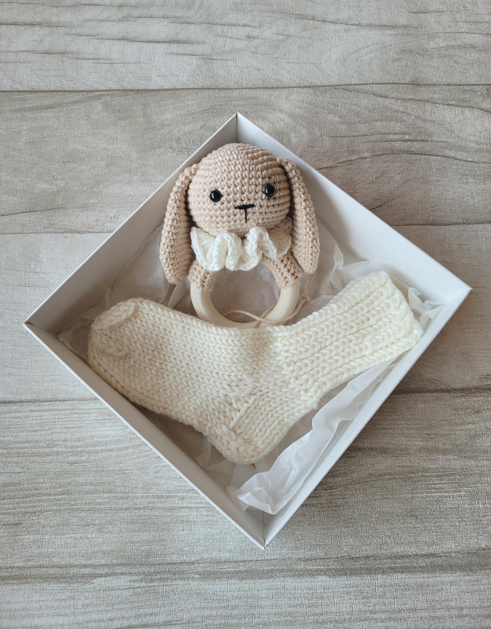 Kramtukas barškutis ir kojinaitės. Dovana naujagimiui