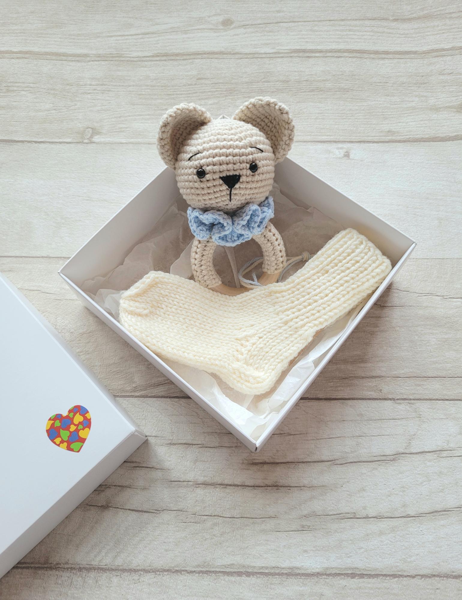 Kramtukas barškutis ir kojinaitės. Dovana naujagimiui