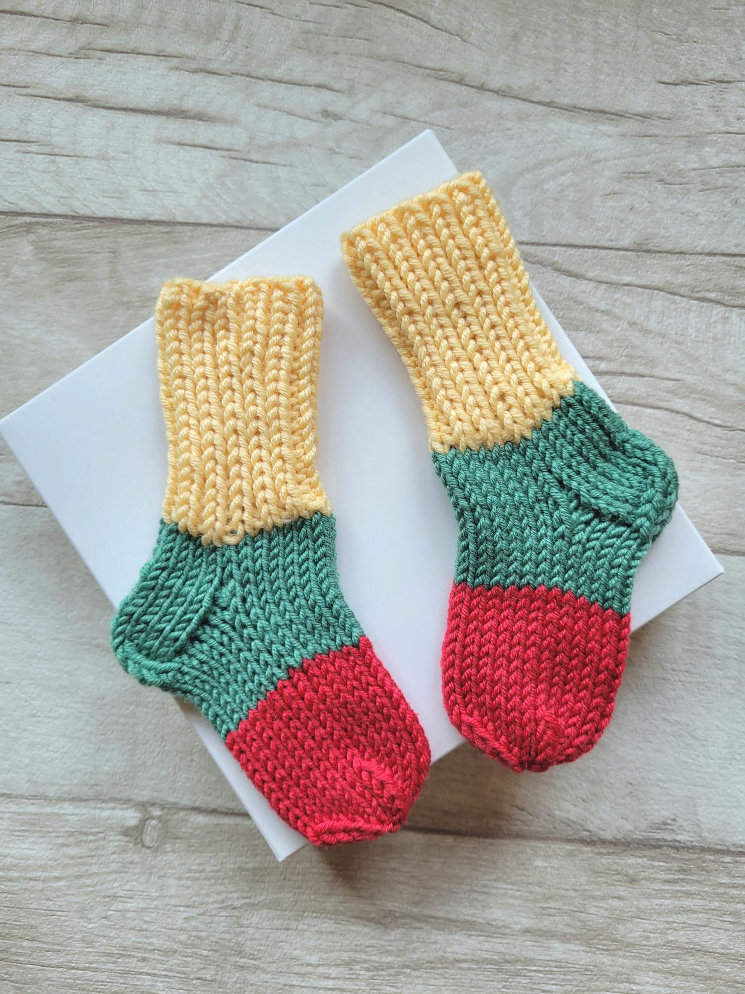 Pirmosios kojinaitės. Kojinaitės naujagimiui. Merino vilnos kojinaitės