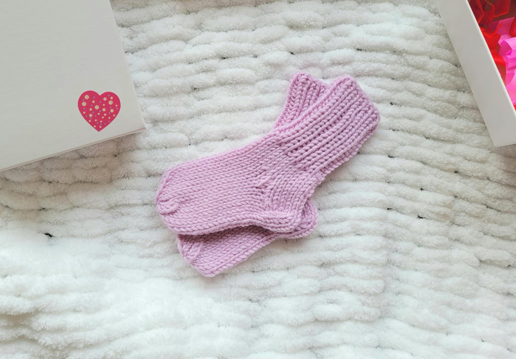 Pirmosios kojinaitės. Kojinaitės naujagimiui. Merino vilnos kojinaitės