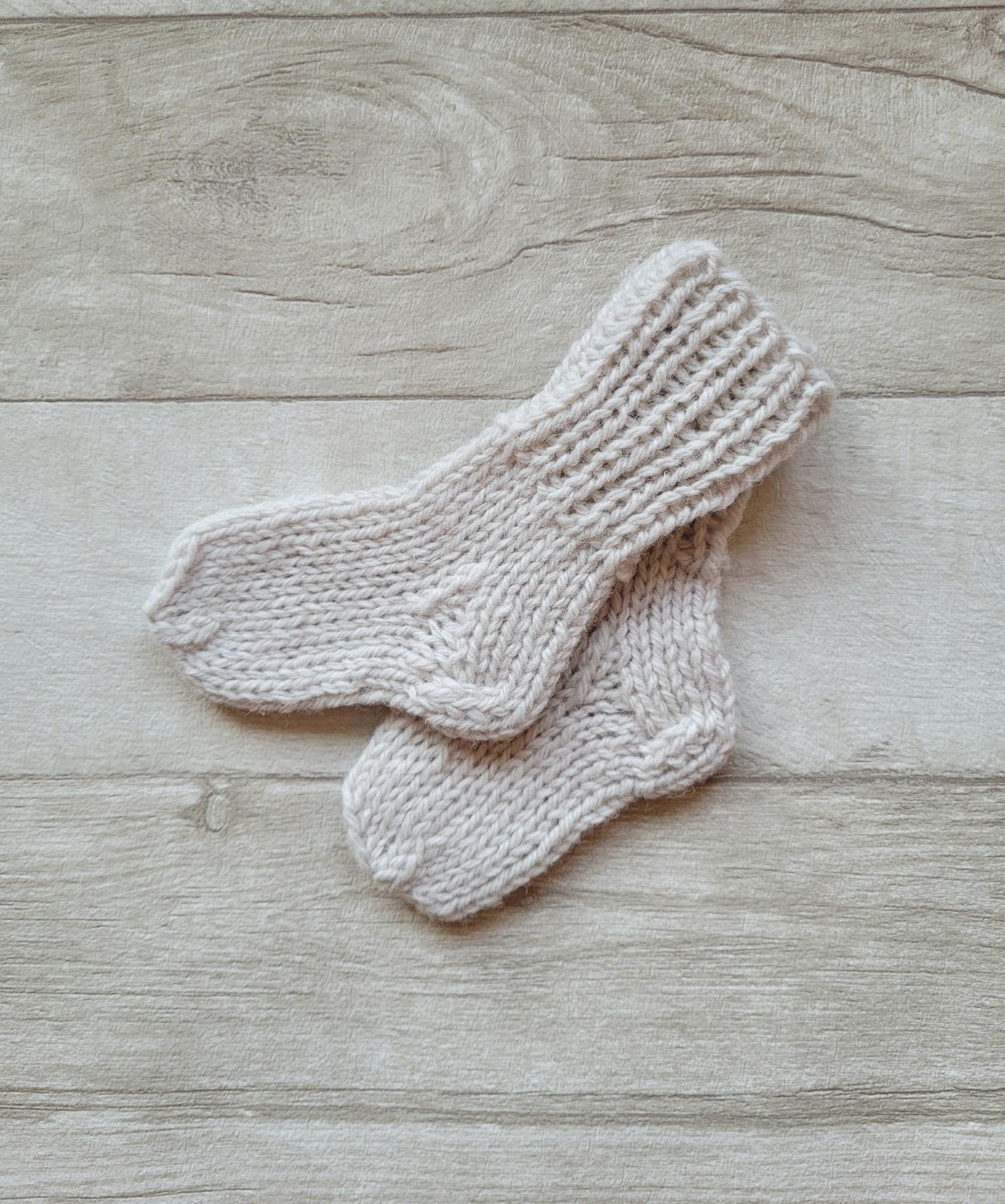 Pirmosios kojinaitės. Kojinaitės naujagimiui. Natūralios vilnos kojinaitės