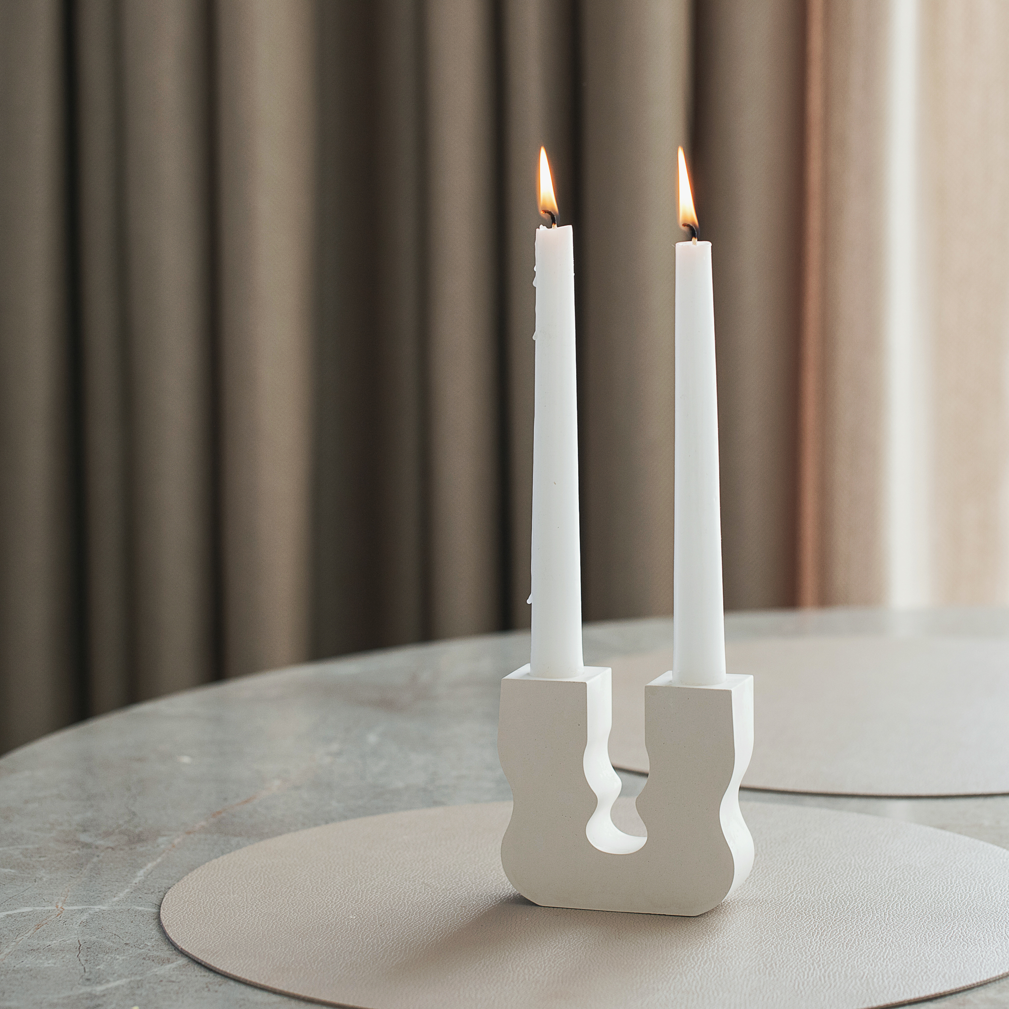 Minimalaus dizaino žvakidės laikiklis – elegantiška žvakidė bei knygų laikiklis - modernus stalo dekoro akcentas