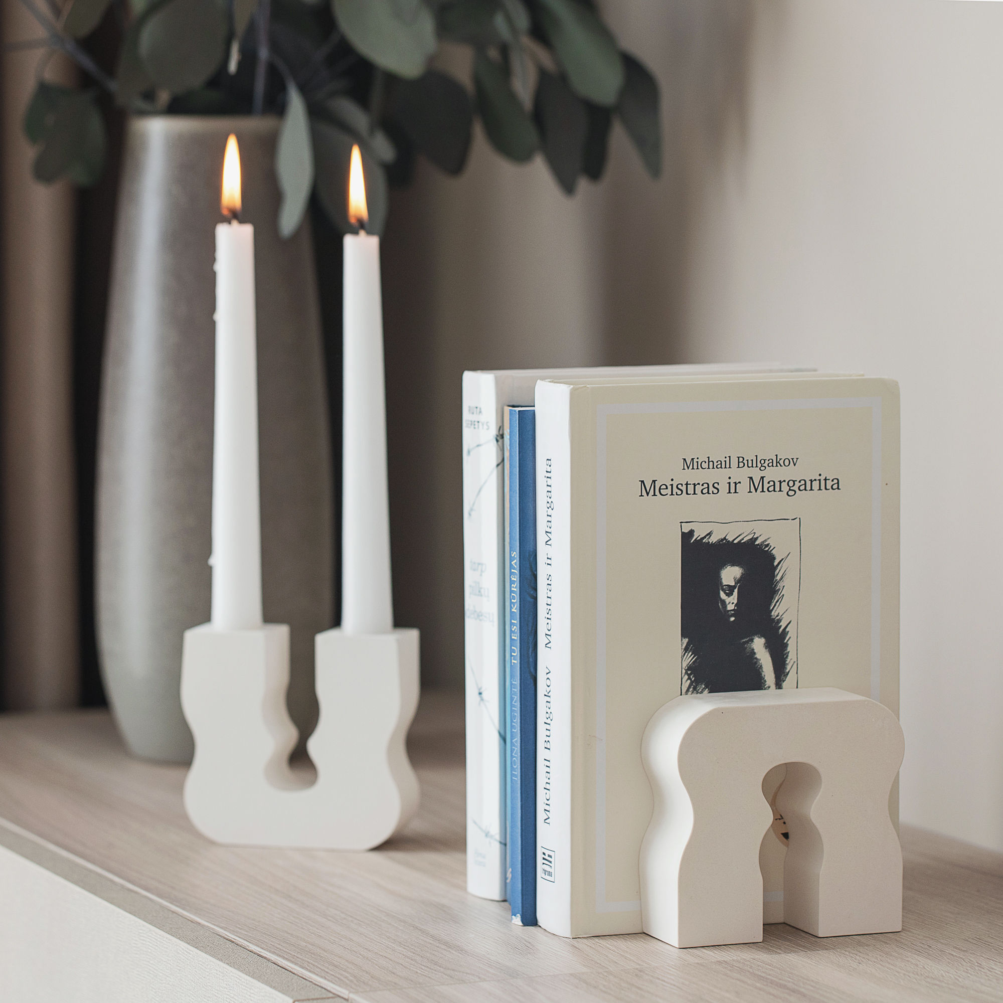 Minimalaus dizaino žvakidės laikiklis – elegantiška žvakidė bei knygų laikiklis - modernus stalo dekoro akcentas