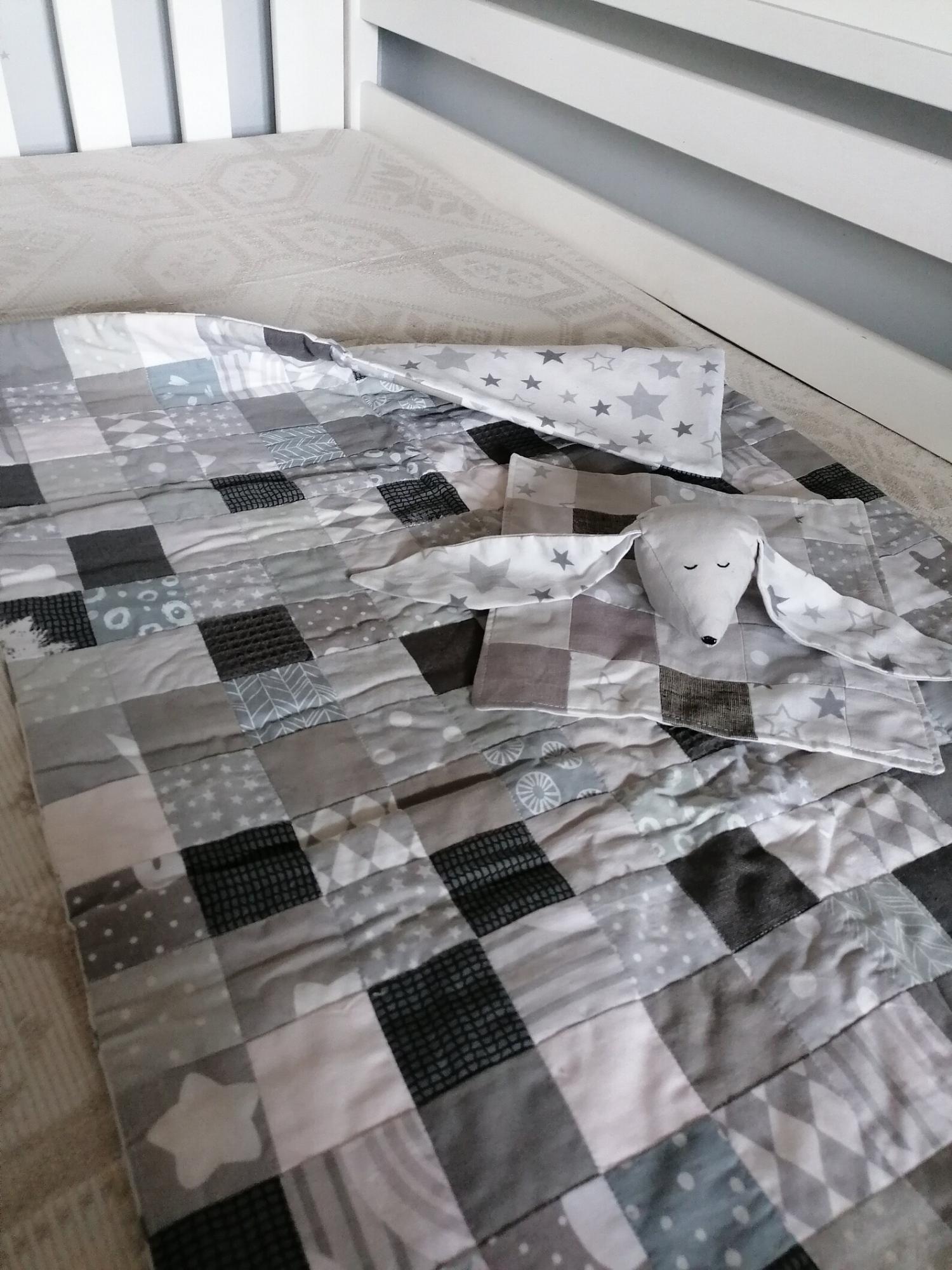 Pilkos spalvos antklodė kūdikiui į vežimėlį 80x60cm
