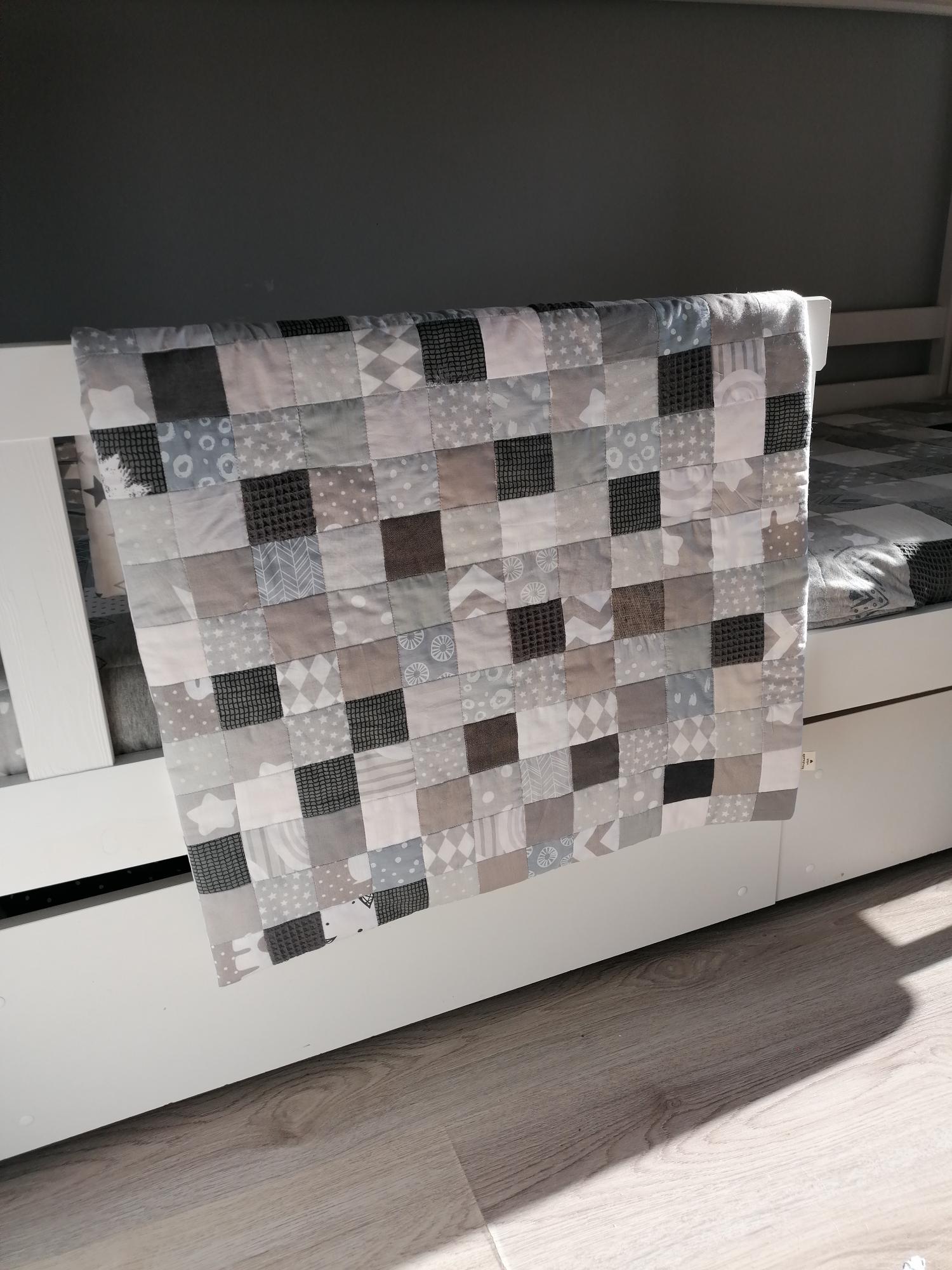 Pilkos spalvos antklodė kūdikiui į vežimėlį 80x60cm