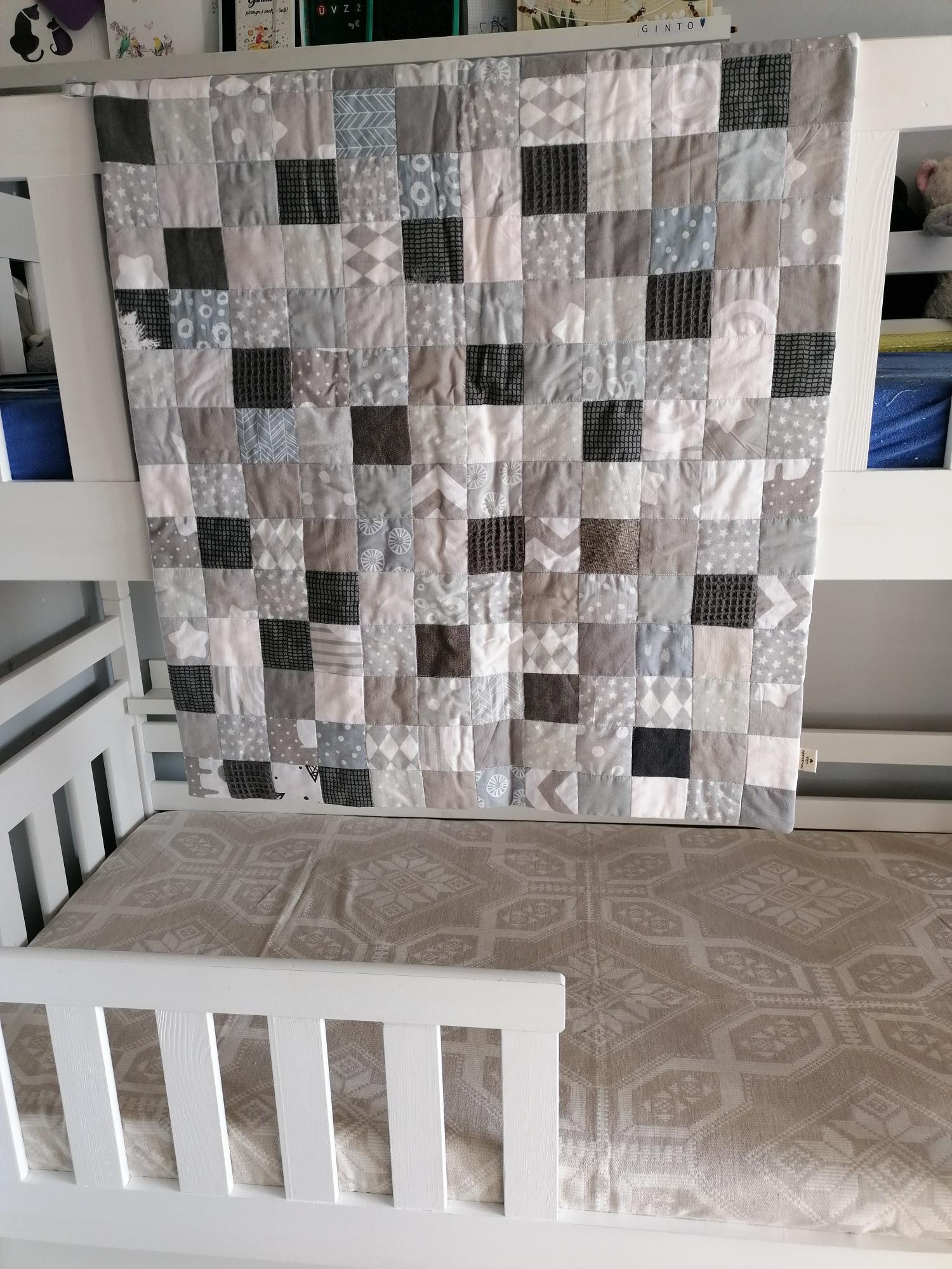Pilkos spalvos antklodė kūdikiui į vežimėlį 80x60cm