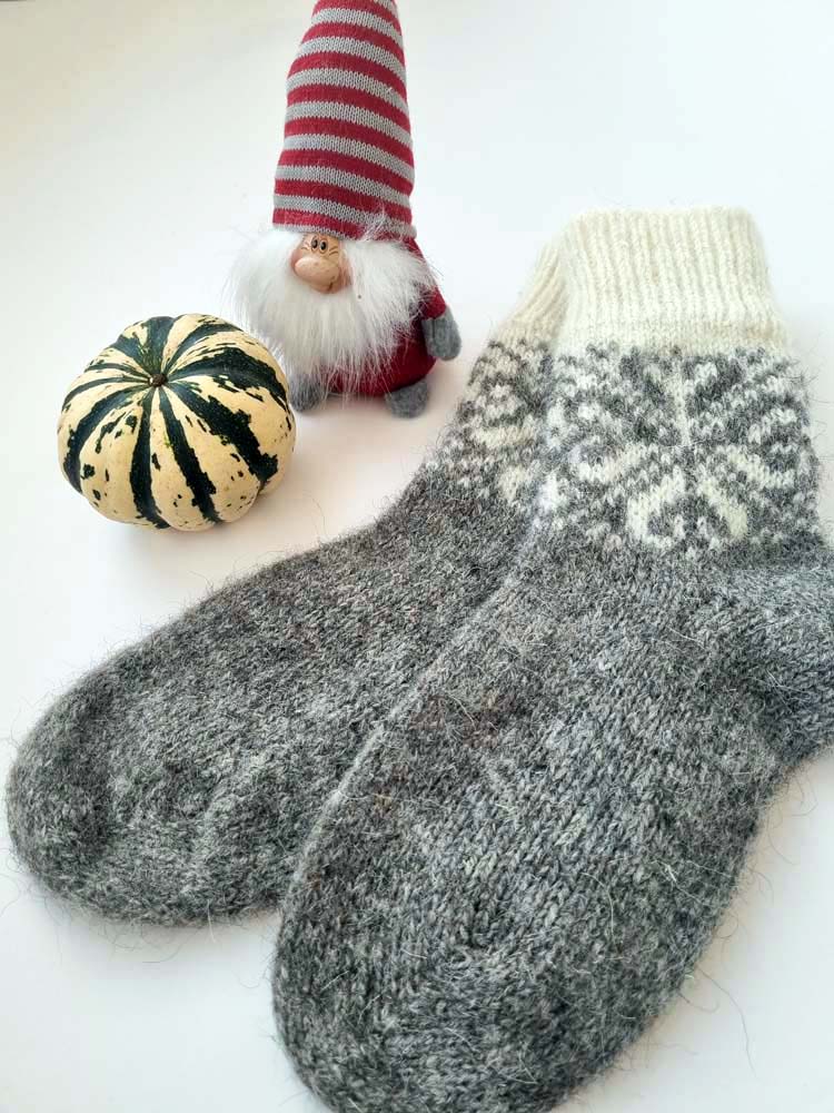 Avies ir šuns vilnos kojinės su ornamentais pagamintos Lietuvoje