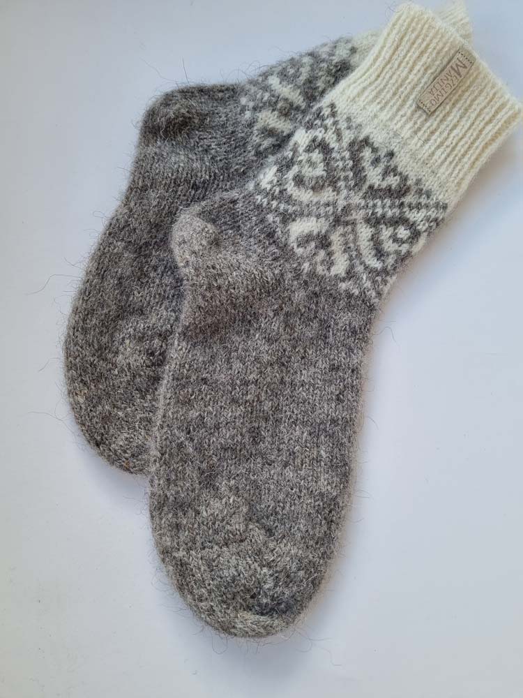 Avies ir šuns vilnos kojinės su ornamentais pagamintos Lietuvoje