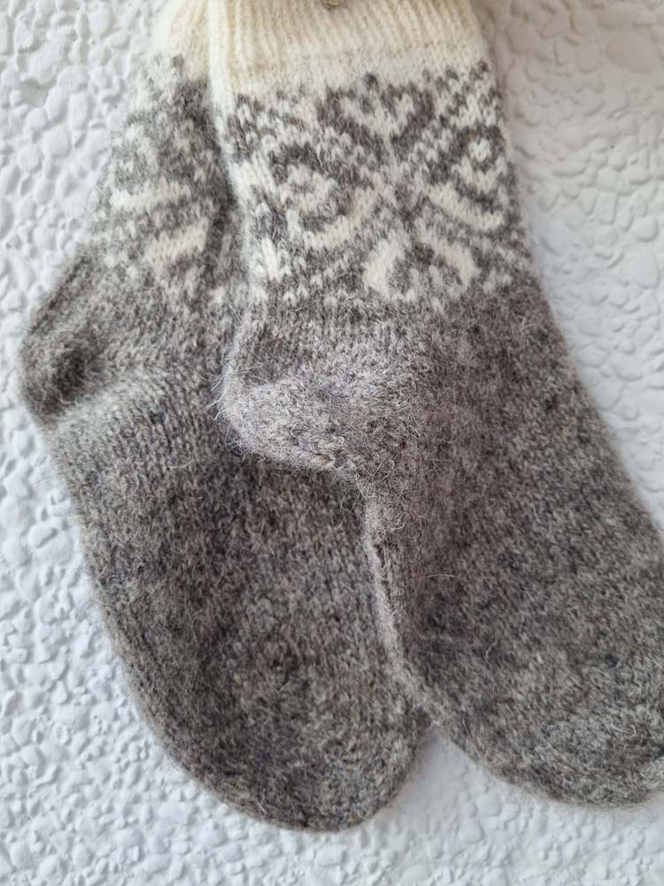 Avies ir šuns vilnos kojinės su ornamentais pagamintos Lietuvoje
