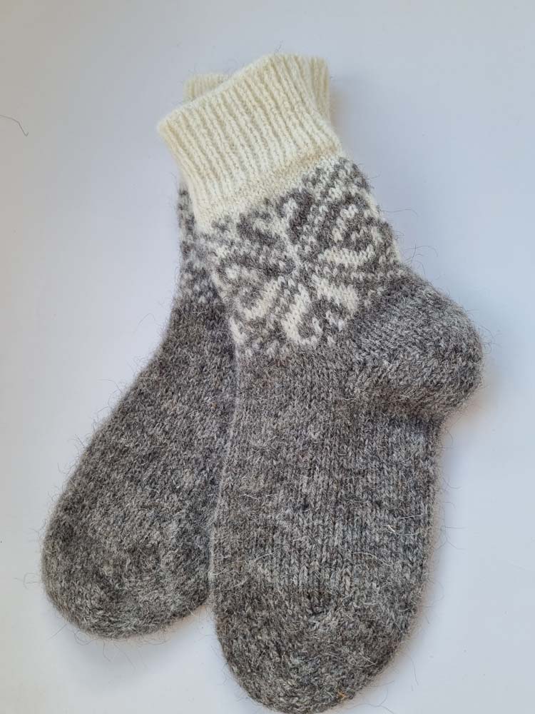 Avies ir šuns vilnos kojinės su ornamentais pagamintos Lietuvoje