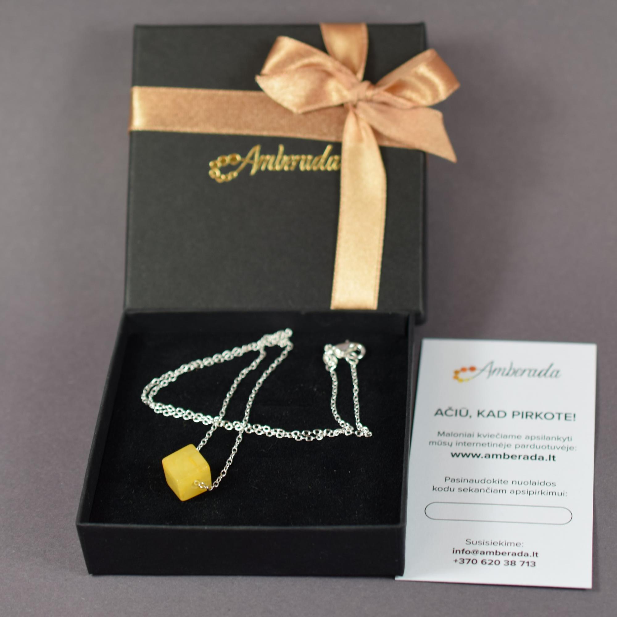 Gintarinis pakabukas su pasidabruota grandinėle AP0047
