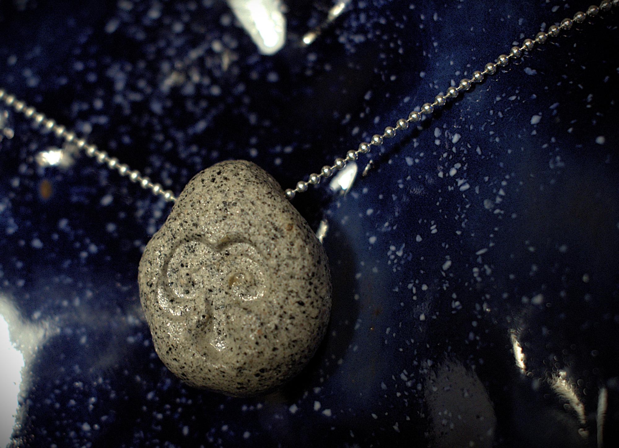 Rankų darbo keramikinis pakabukas „Zodiako ženklas avinas“ su sidabrine grandinėle