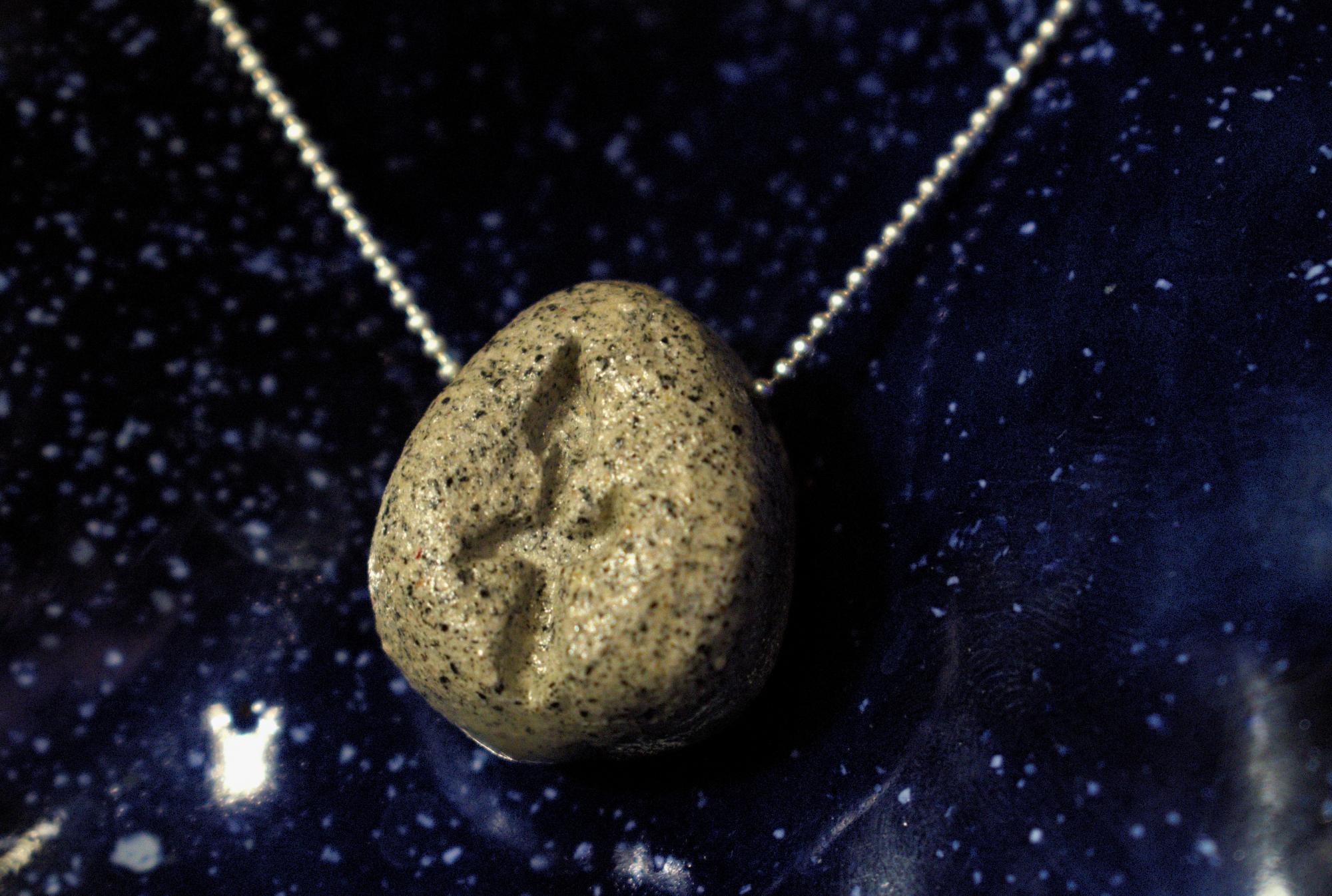 Rankų darbo keramikinis pakabukas „Zodiako ženklas šaulys“ su sidabrine grandinėle