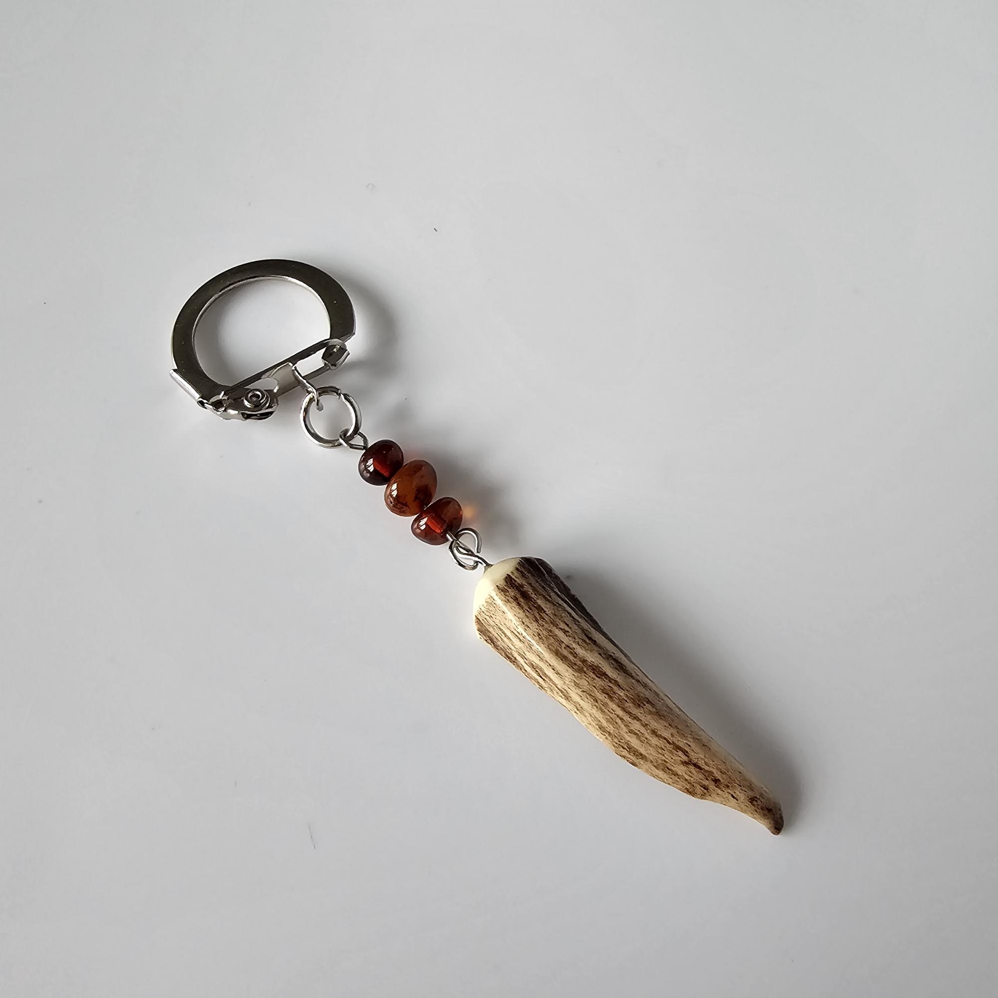 Stirnos rago raktų pakabukas su gintaru