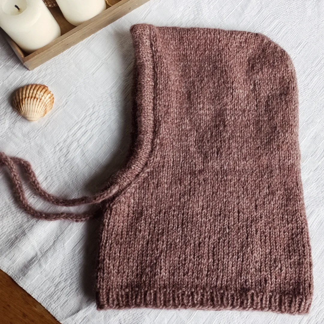 Rankomis megztas gaubtas ir pirštinės iš Alpakos su merino vilna.