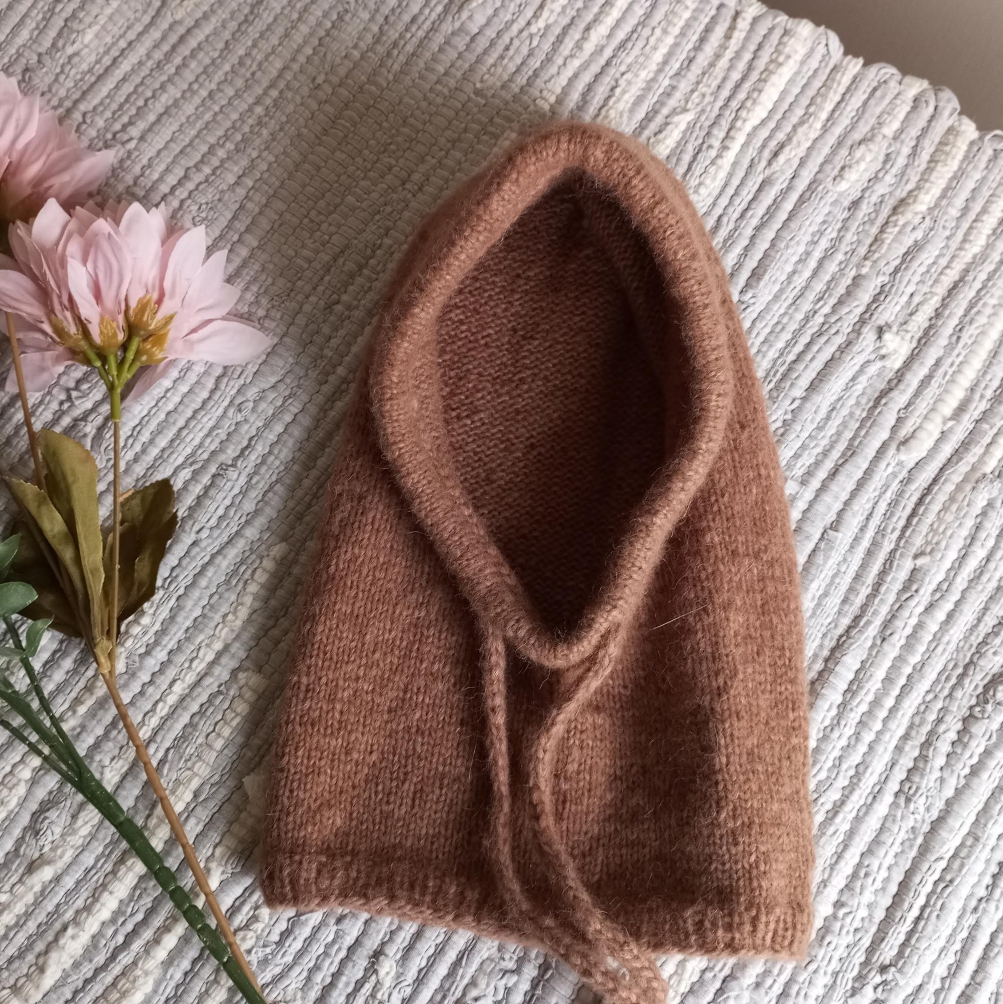 Rankomis megztas gaubtas ir pirštinės iš Alpakos su merino vilna.