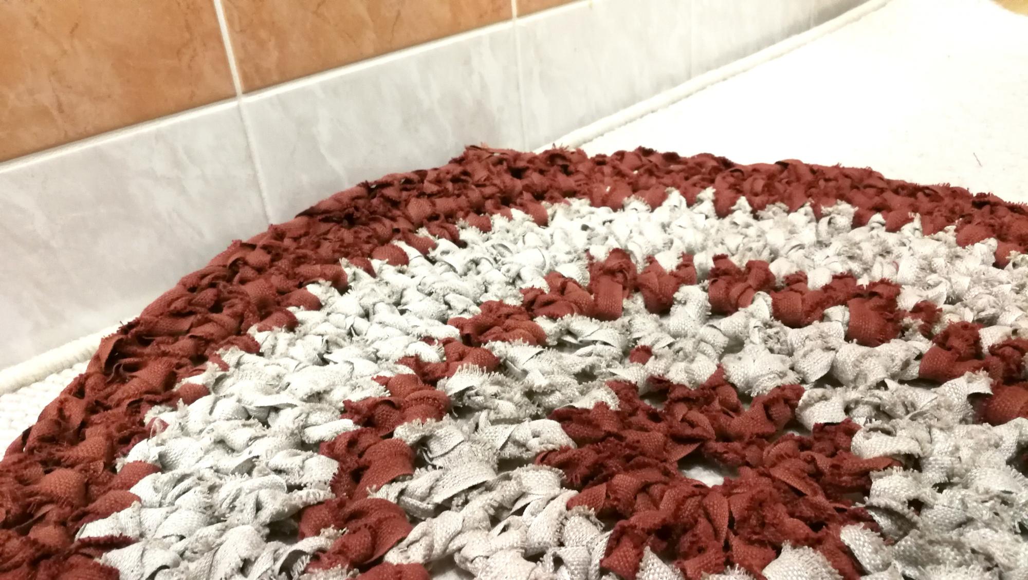 Nertas apvalus kilimėlis iš lininių atraižų