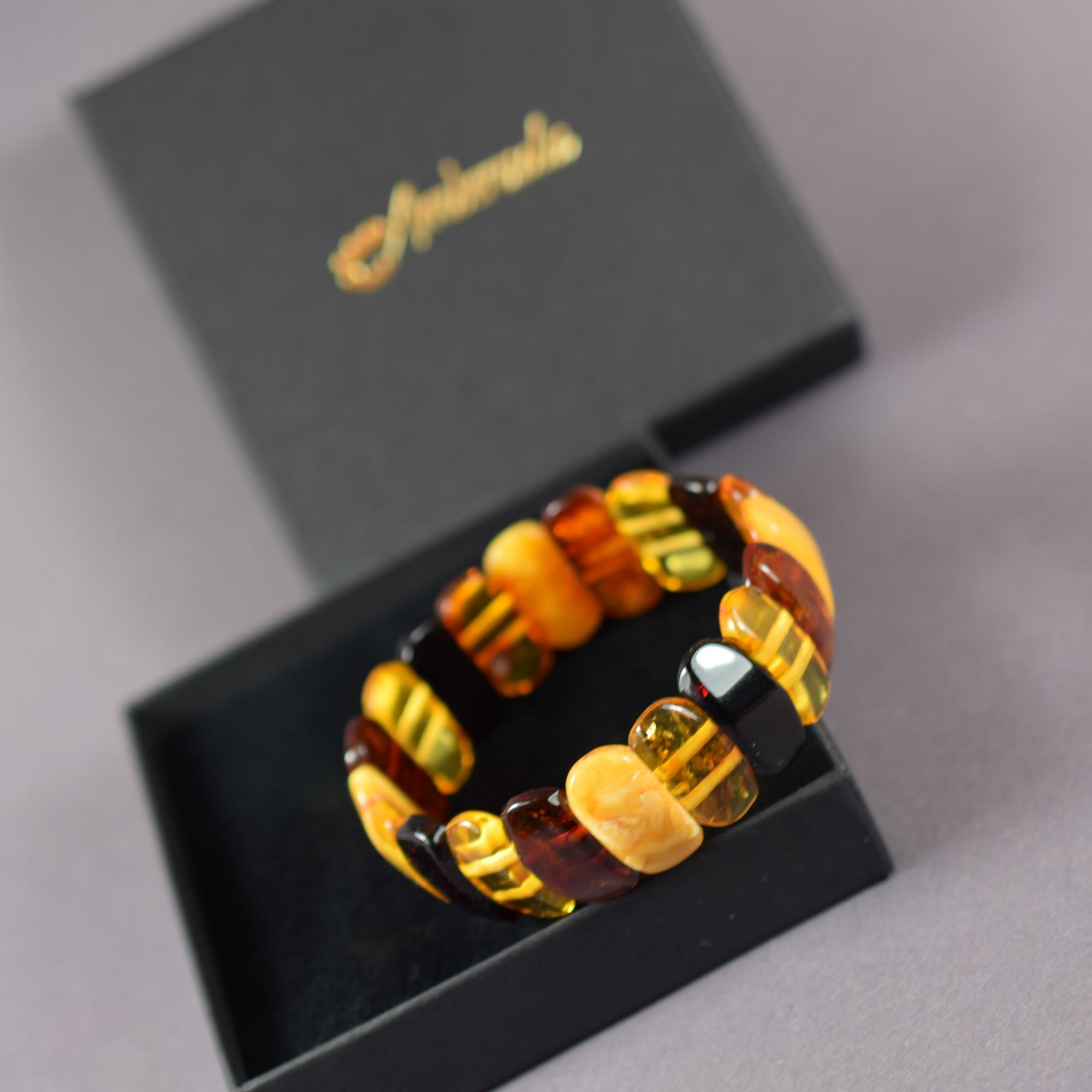 Gintarinė apyrankė iš įvairiaspalvių gintaro gabalėlių AB0164