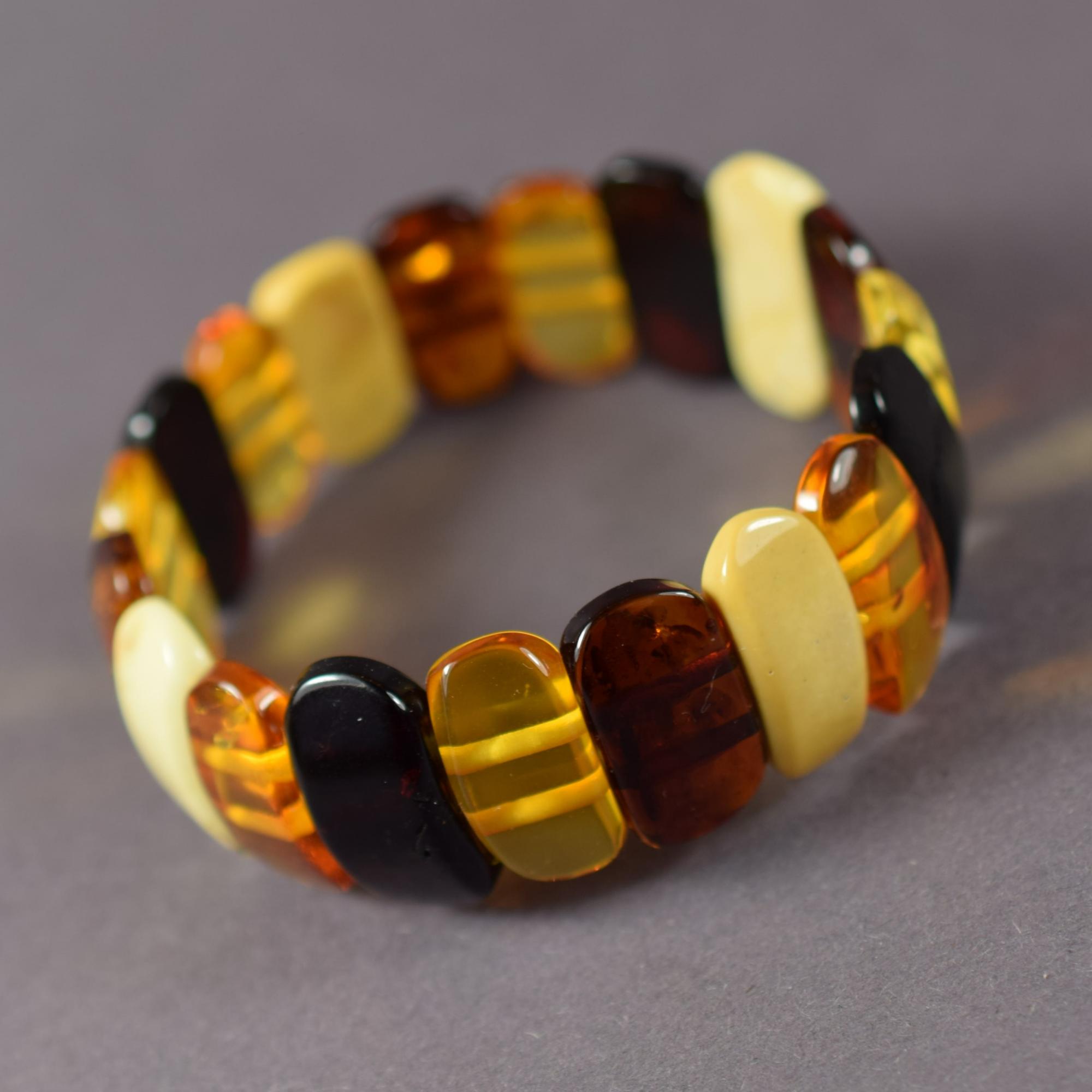Gintarinė apyrankė iš įvairiaspalvių gintaro gabalėlių AB0165