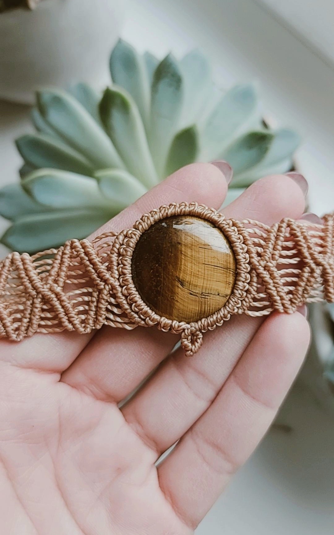 Macrame čokeris su Tigro akimi