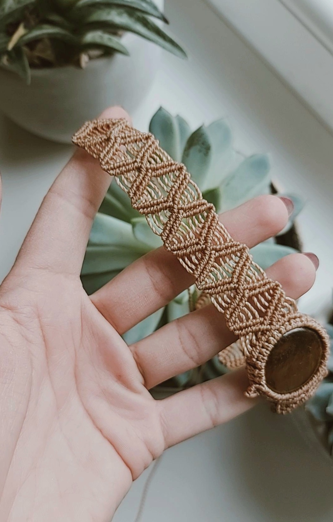 Macrame čokeris su Tigro akimi