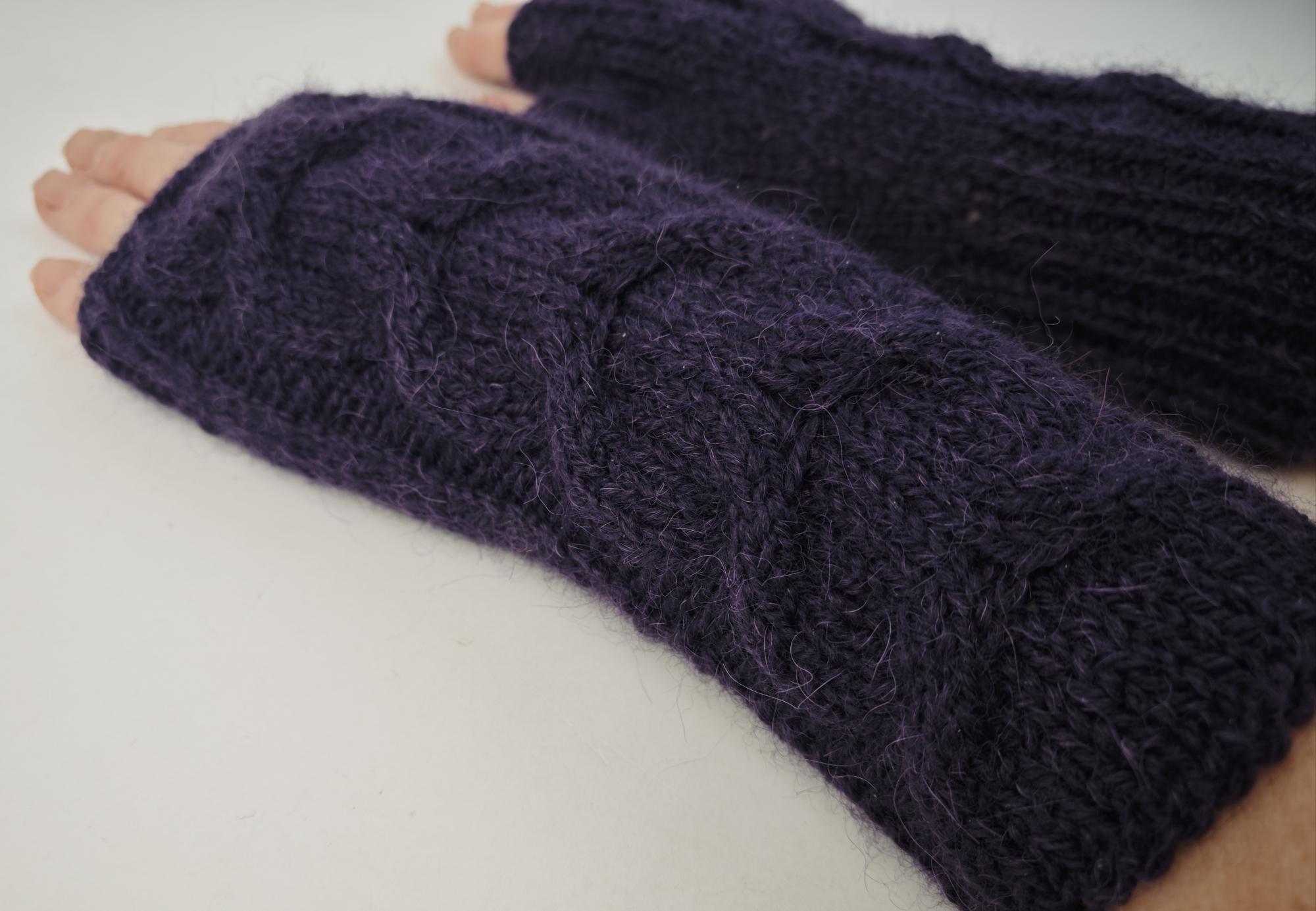 Rankų darbo riešinės su nykščio dalimi – tamsi violetinė
