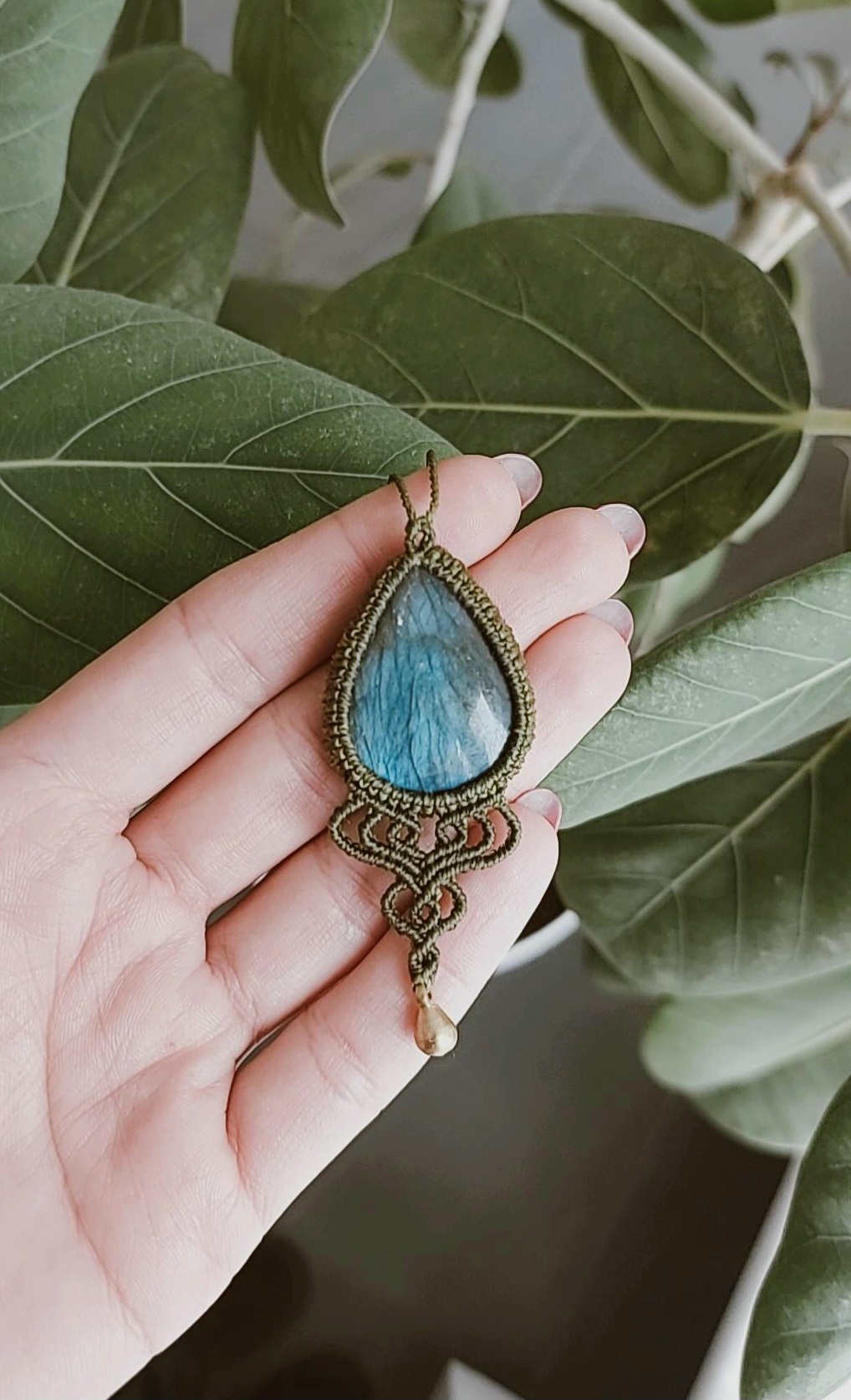 Macrame pakabutis su Labradoritu