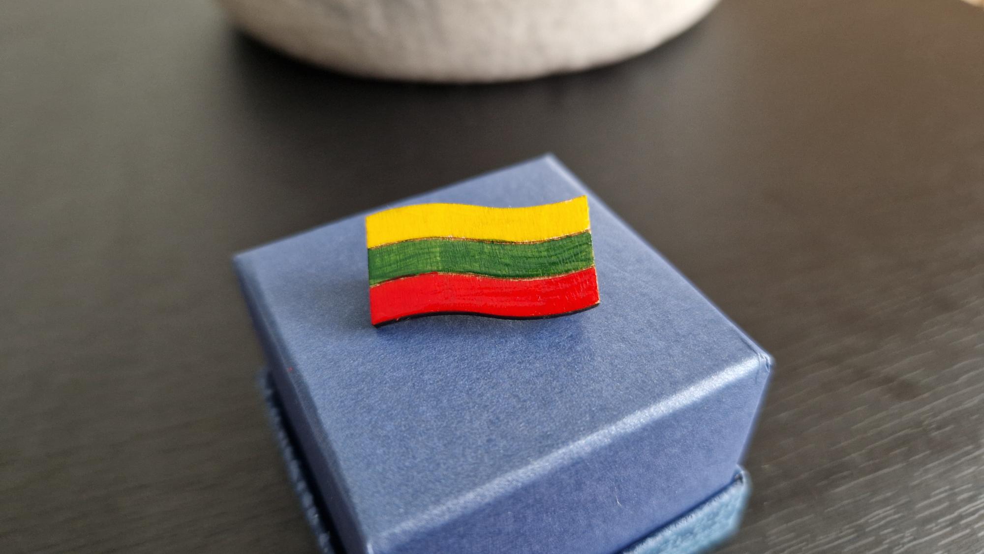 Medinė rankų darbo sagė „Vėliava“