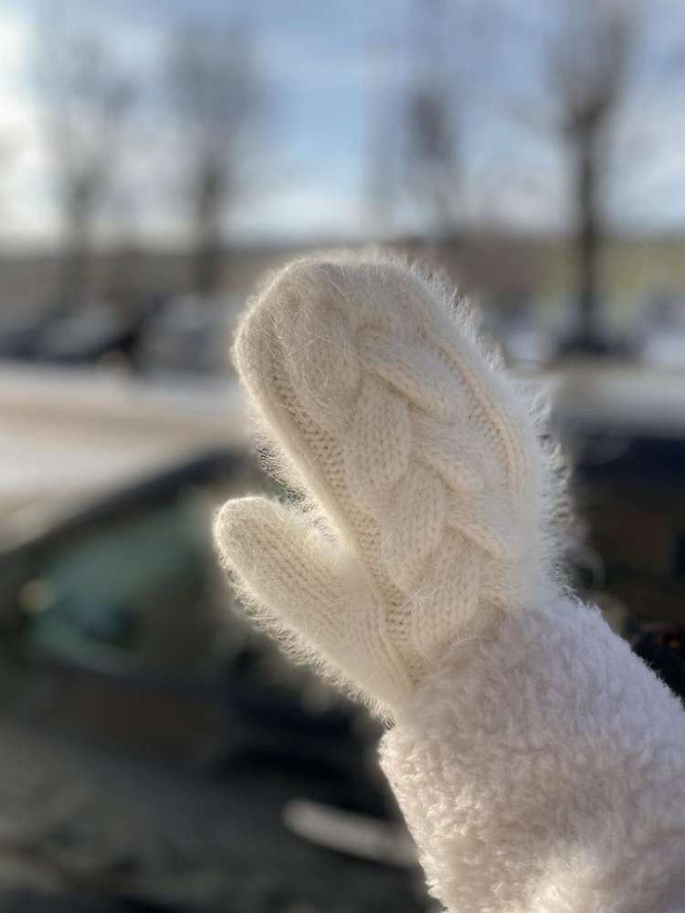 Rankomis megztas gaubtas ir pirštinės iš Alpakos su merino vilna.