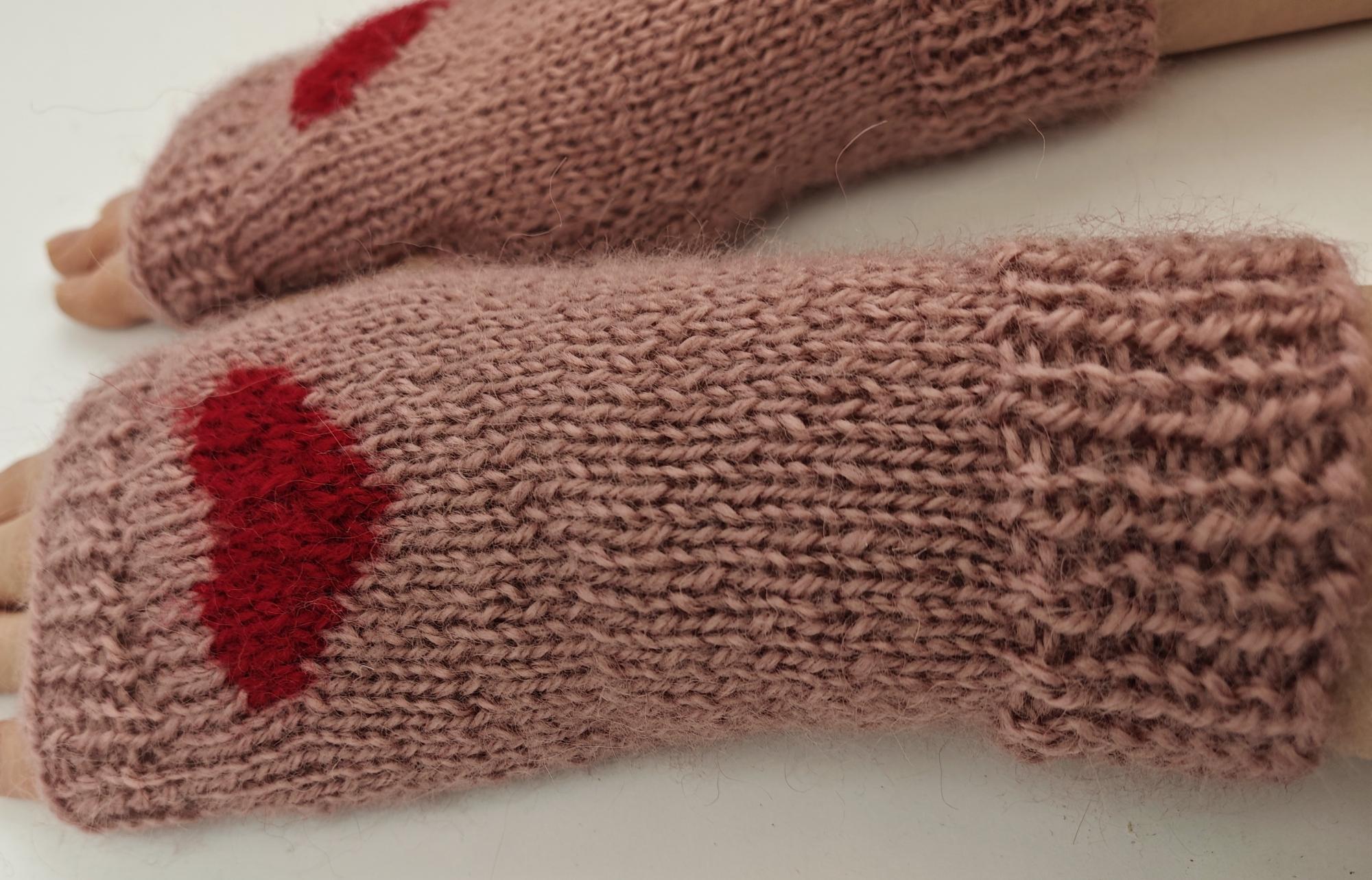Rankų darbo moherinės riešinės – kreminė su širdele