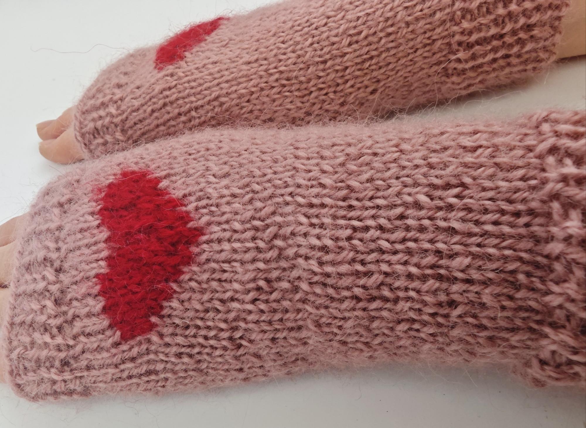 Rankų darbo moherinės riešinės – kreminė su širdele