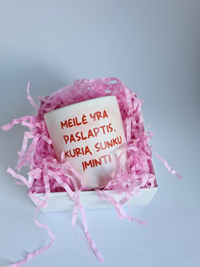 Rankų darbo žvakė su užrašu su apie meilę