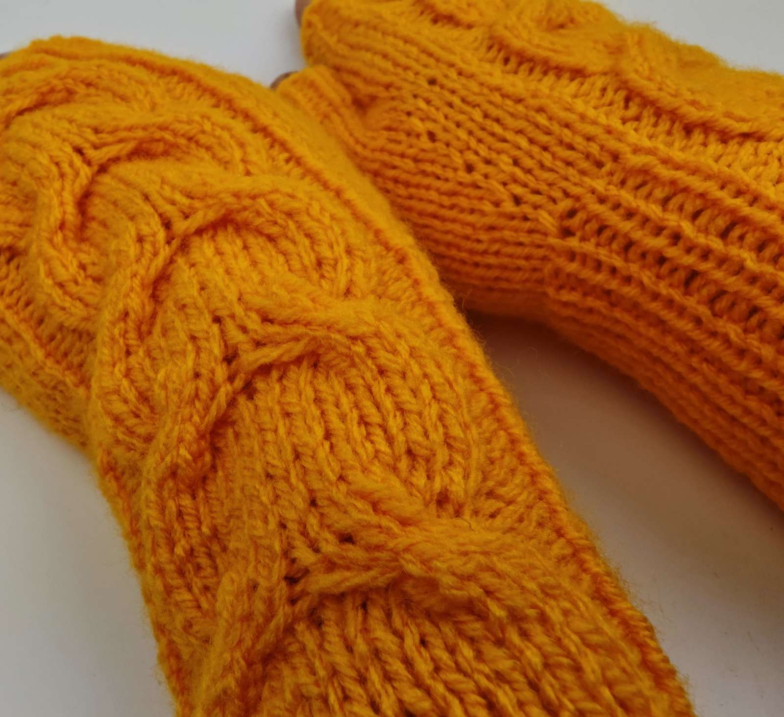 Rankų darbo riešinės su nykščio dalimi – geltonai oranžinė