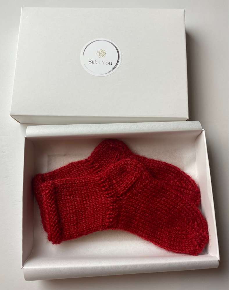 „Pirmieji prisilietimai“ – rankų darbo vilnonės kūdikio kojinaitės (10 cm)
