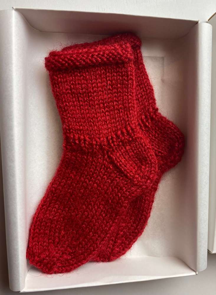 „Pirmieji prisilietimai“ – rankų darbo vilnonės kūdikio kojinaitės (10 cm)