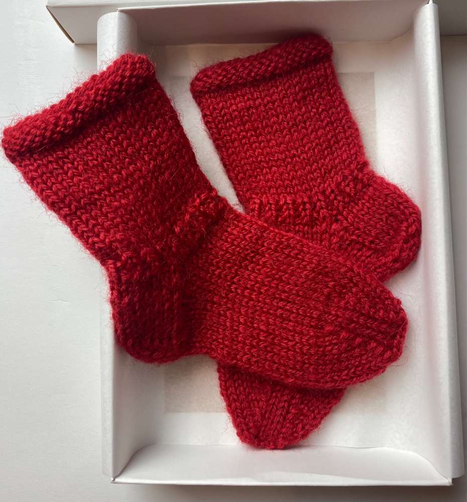„Pirmieji prisilietimai“ – rankų darbo vilnonės kūdikio kojinaitės (10 cm)