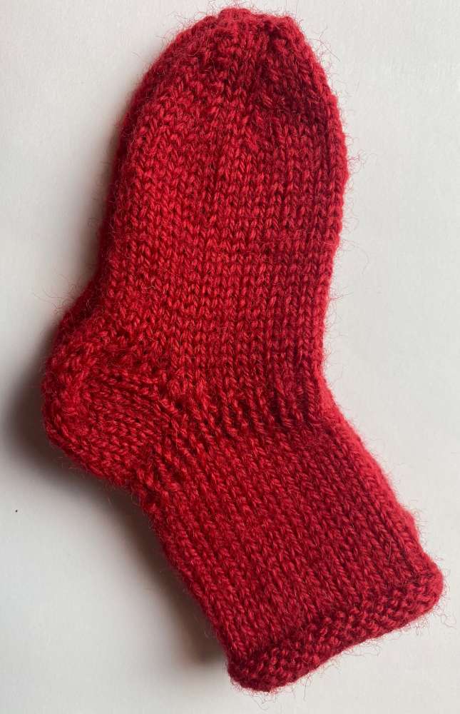 „Pirmieji prisilietimai“ – rankų darbo vilnonės kūdikio kojinaitės (10 cm)