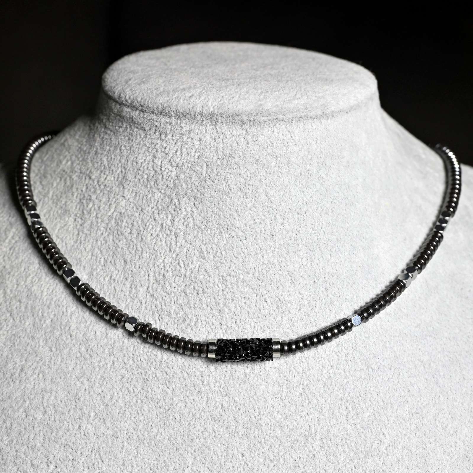 Hematito vėrinys su Swarovski akučių akcentu