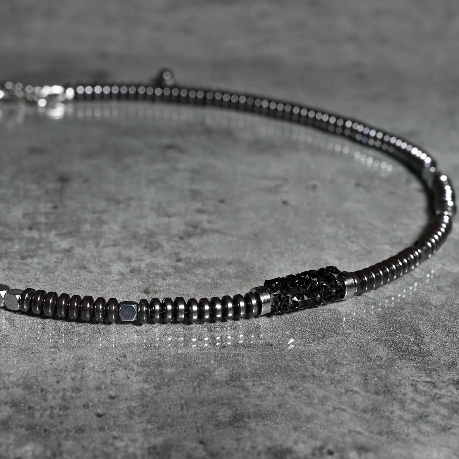 Hematito vėrinys su Swarovski akučių akcentu