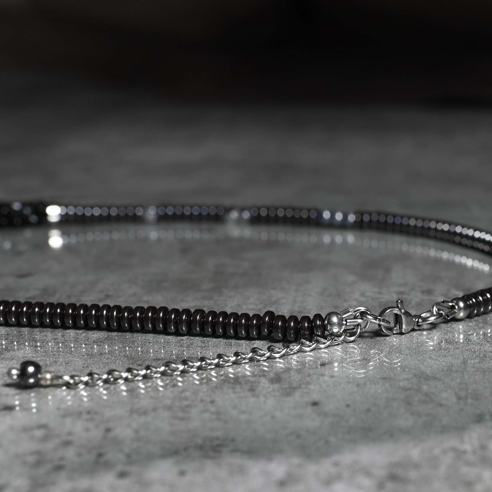Hematito vėrinys su Swarovski akučių akcentu