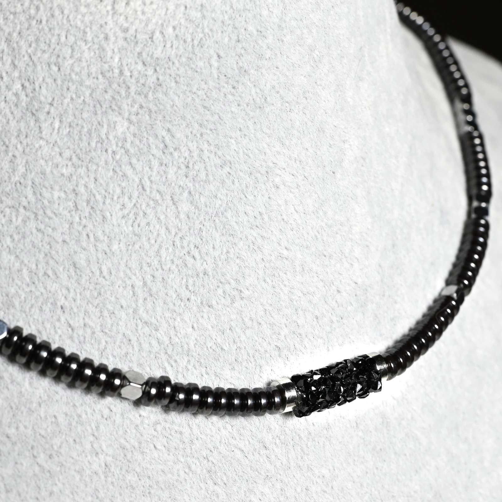 Hematito vėrinys su Swarovski akučių akcentu