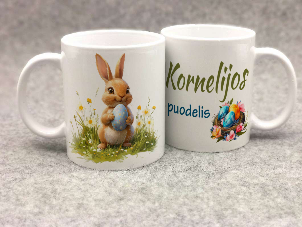 Spalvotas puodelis „Zuikutis ramunių pievoje”