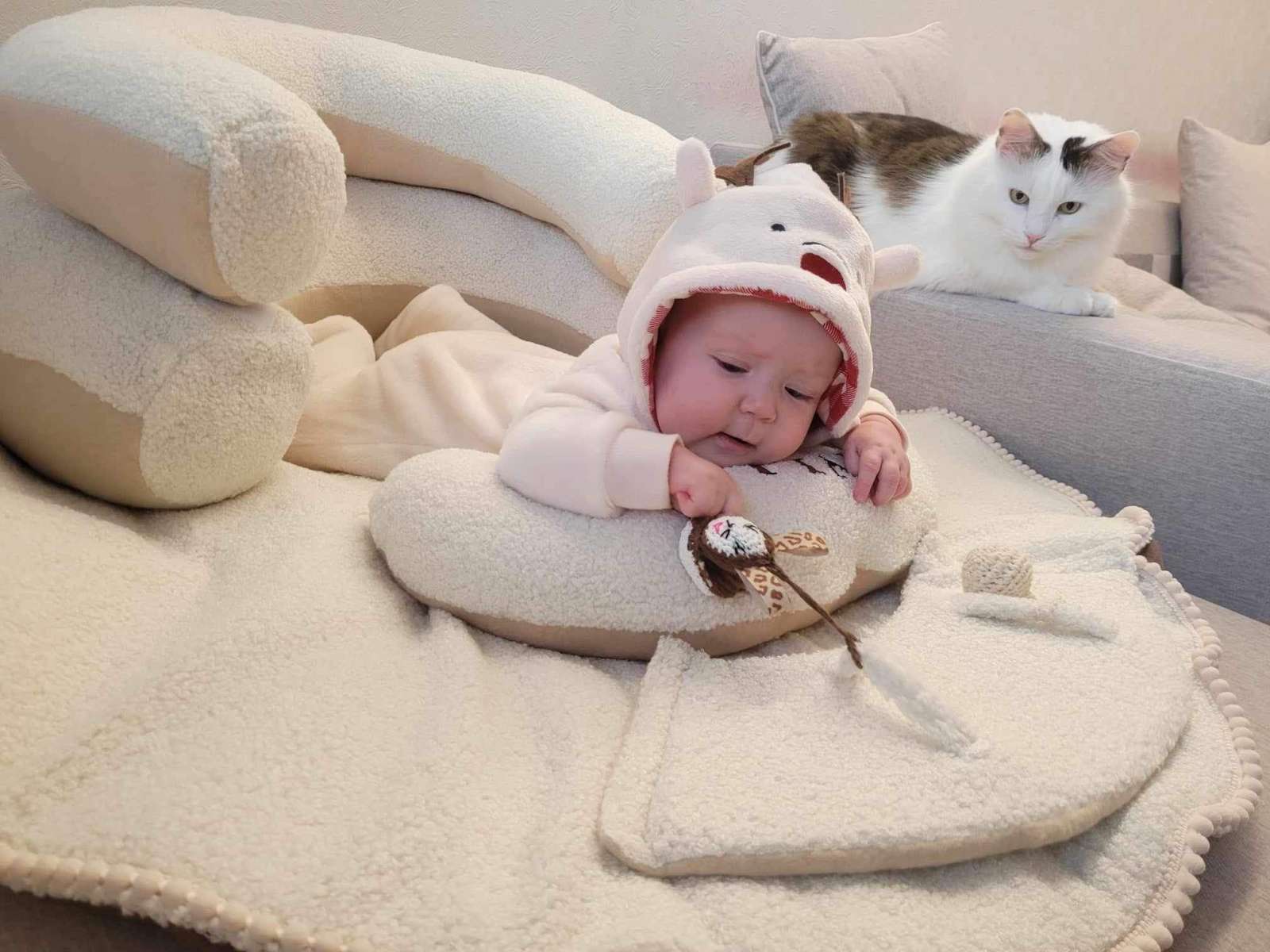 SĖDINUKAS Transformeris su apvaliu kilimėliu ,,TEDDY baltoji meškutė,,