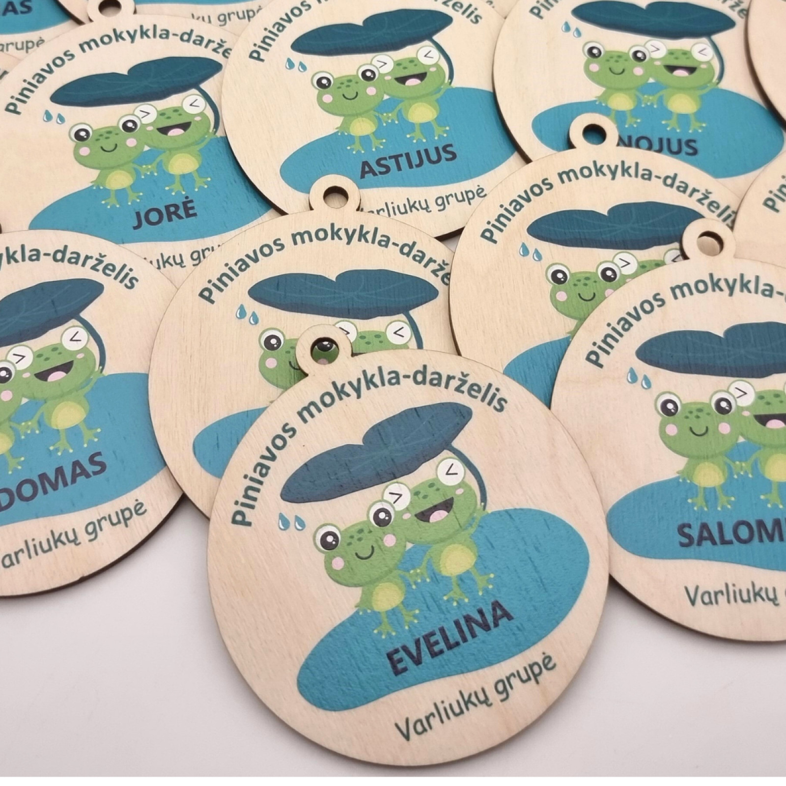 Medaliai išleistuvių proga darželinukams su įvairiais gyvūnėliais: kačiukai, voverytės, pingvinai, varliukai, liūtukai, ežiukai, meškiukai ir kt.