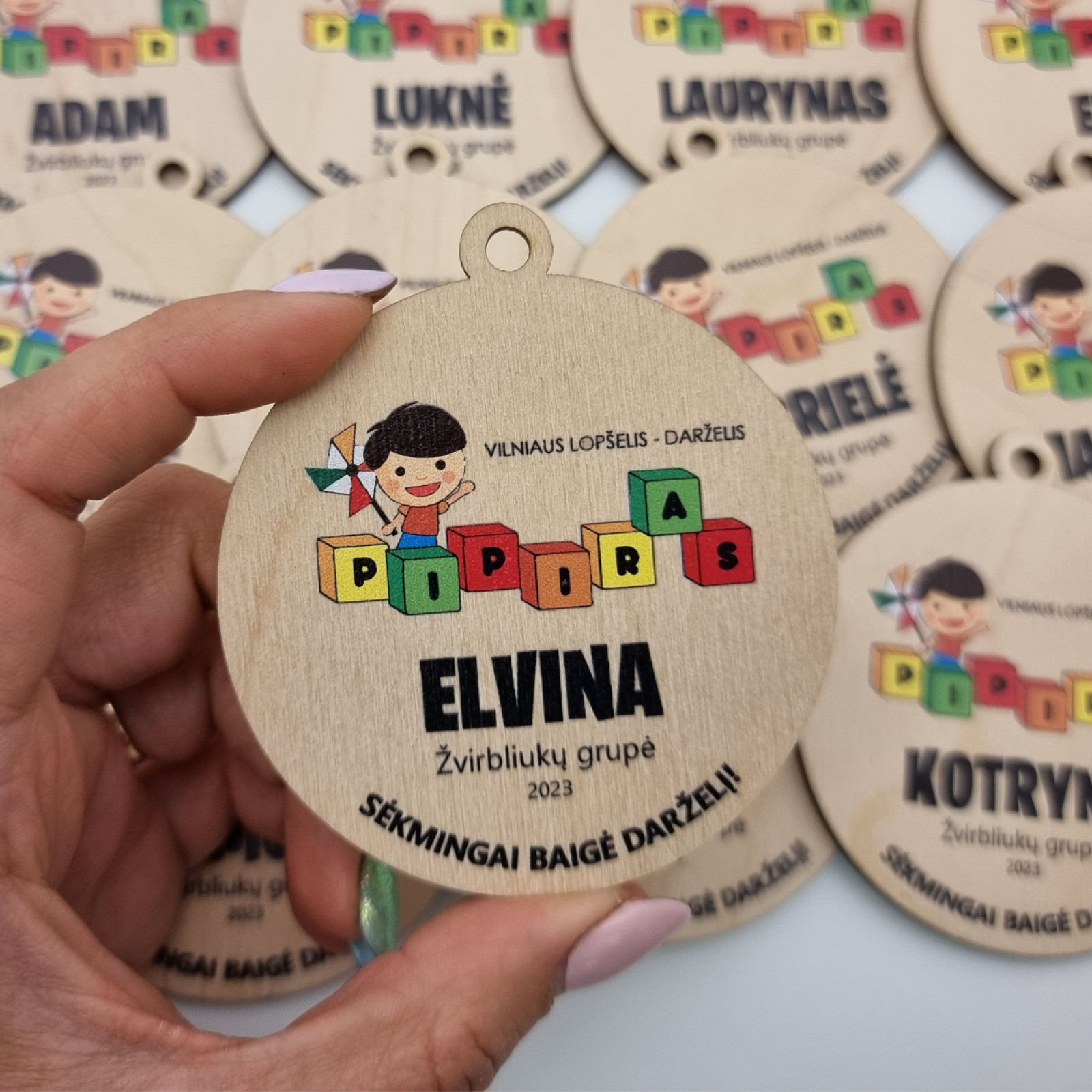 Personalizuoti mediniai medaliai darželio išleistuvėms – su darželio logotipu!