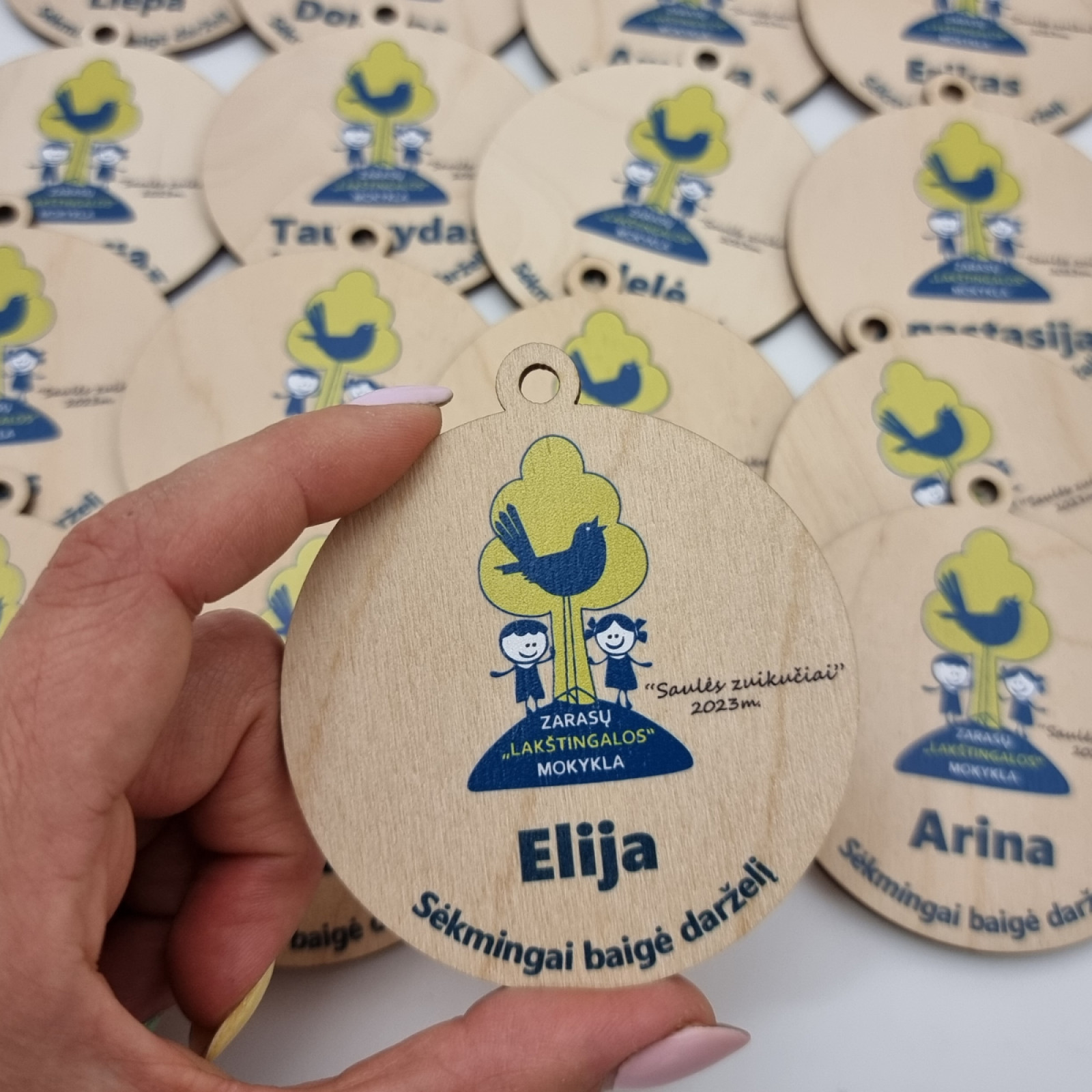 Personalizuoti mediniai medaliai darželio išleistuvėms – su darželio logotipu!