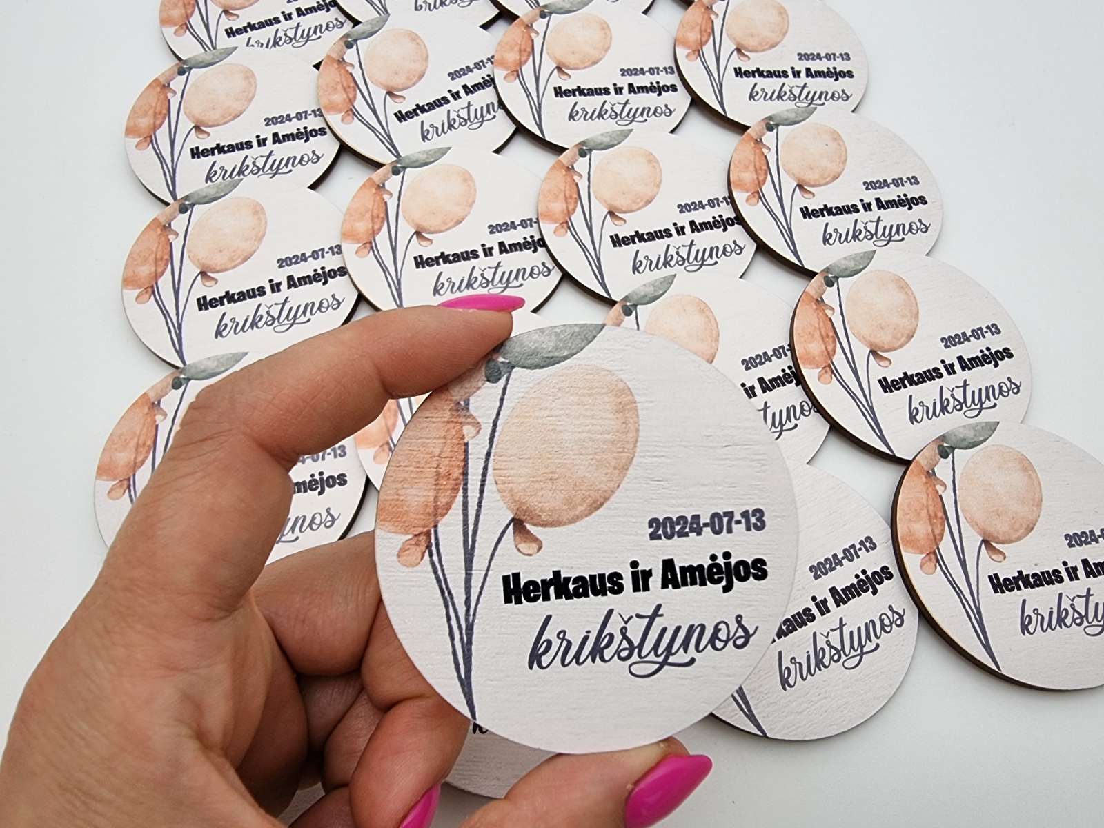 Pasteliniai mediniai magnetukai krikštynoms su balionais