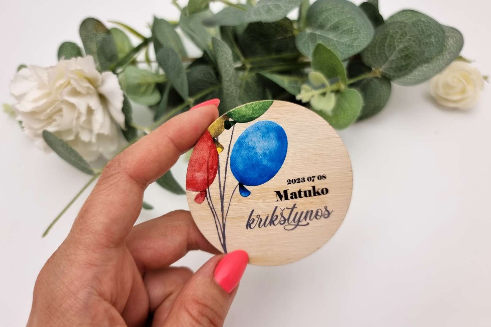 Spalvingas medinis magnetukas krikštynoms su balionais