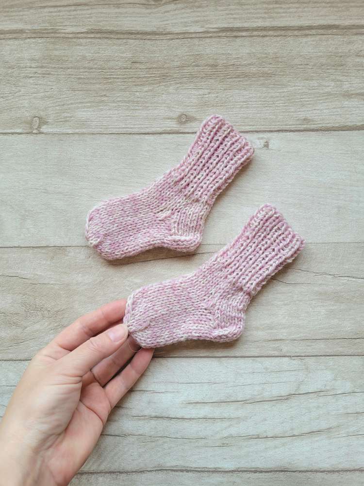 Pirmosios kojinaitės. Kojinaitės naujagimiui. Natūralios vilnos kojinaitės