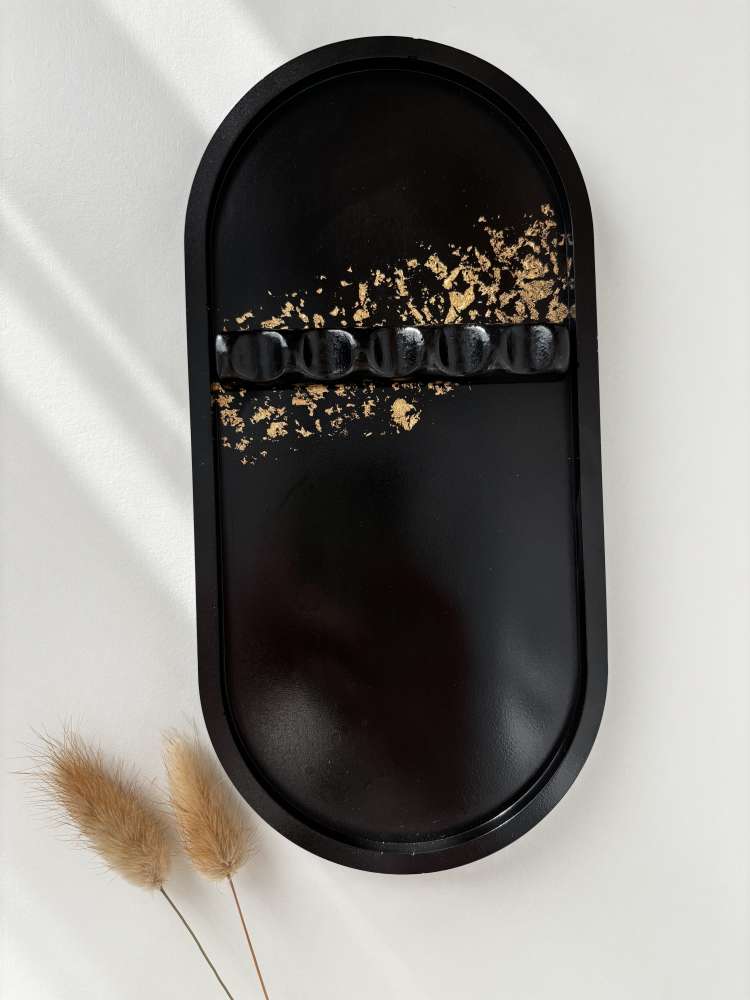 Įrankių padėklas su aukso detalėmis